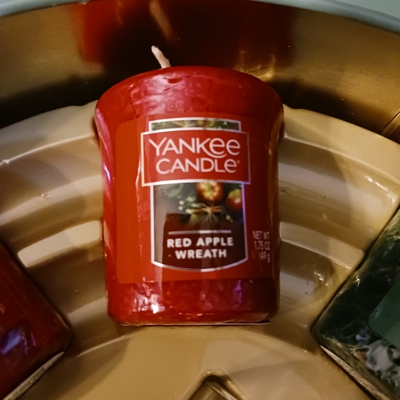 NEW! YANKEE CANDLE CHRISTMAS VOTIVE SAMPLER TIN - Picture 2 of 9